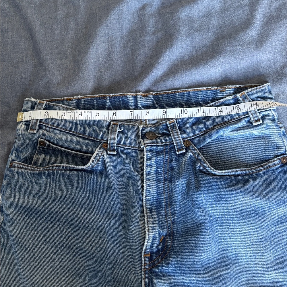 Vintage Levi's Men's Straight Jeans in Faded Blue - Picture 5 of 12